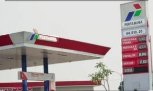 Kacau Bah…!!! Diduga SPBU SPBU 142021122 di Jalan Pancing 1 Martubung Bekerja Sama Mafia Penimbunan Solar Bersubsidi Mobil Box Isuzu Berwarna Putih