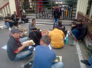 Puluhan Wartawan Aksi Demo ” Meminta Kapolda Sumut Copot Kapolsek Patumbak Dugaan Tidak Menyelesaikan Laporan Korban Penganiayaan Terhadap Jurnalis
