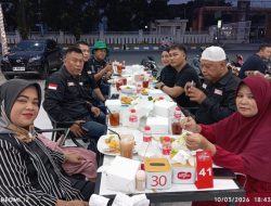 Indahnya Berbagi, Media Online Membagikan 300 Kotak Takjil